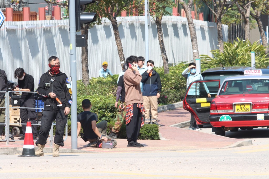 Ian間中除口罩飲水、休息背劇本，非常專業。